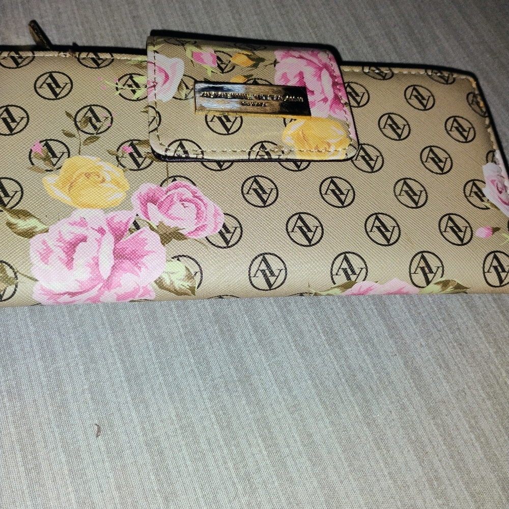 Adrienne Vittadini Beige Floral Key & Card Holder